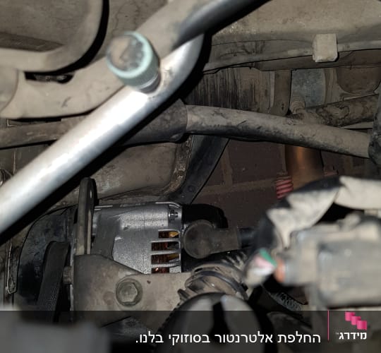 חלקי מנוע עם צינורות וחיבורים מתכתיים